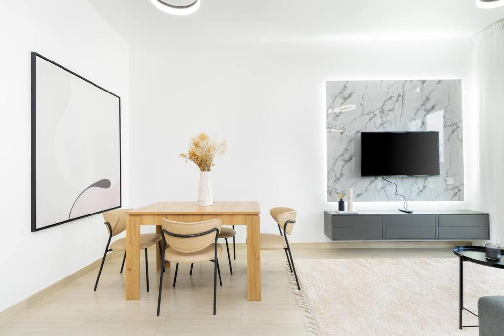 Unique Apt With Private Jacuzzi In Apartment Dubai